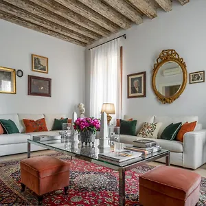 Miracoli With View On The Canal R&r Venice